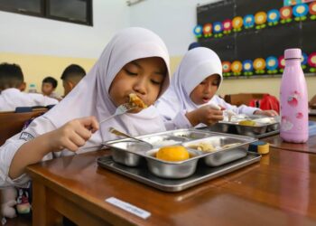 PELAKSANAAN PROGRAM MAKAN BERGIZI GRATIS:  Siswa menyantap hidangan makan bergizi gratis di SD Barunawati, Palmerah, Jakarta Barat, Senin (6/1/2025). Program makan bergizi gratis tersebut diharapkan bisa menyentuh tiga juta penerima manfaat, yang terdiri dari balita, santri, siswa PAUD, TK, SD, SMP, SMA, dan ibu hamil serta ibu menyusui. MI/Usman Iskandar