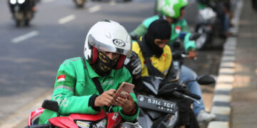 Pengemudi ojek online (ojol) menunggu penumpang di kawasan Stasiun Cawang, Jakarta, 30 Agustus 2023. TEMPO/Subekti.